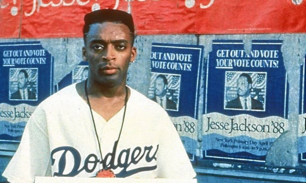Imagem do filme Faça a coisa certa (1989). Como exemplo de filmes que abordam temas sociais