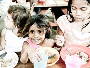 crianças se alimentando