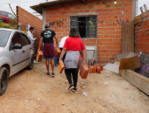 Quero-ajudar-pessoas-necessitadas-3 imagem de um casal carregando tijolos simulando ajudar pessoas necessitadas
