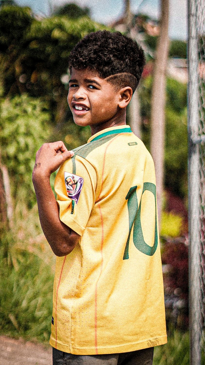 menino com camiseta de futebol